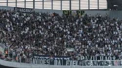 Torcida do Corinthians durante partida contra Athletico-PR no estádio Arena da Baixada. Foto: Robson Mafra/AGIF