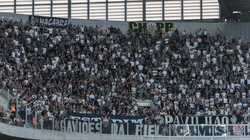 Torcida do Corinthians durante partida contra Athletico-PR no estádio Arena da Baixada. Foto: Robson Mafra/AGIF