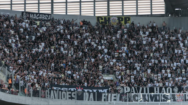 Torcida do Corinthians durante partida contra Athletico-PR no estádio Arena da Baixada. Foto: Robson Mafra/AGIF