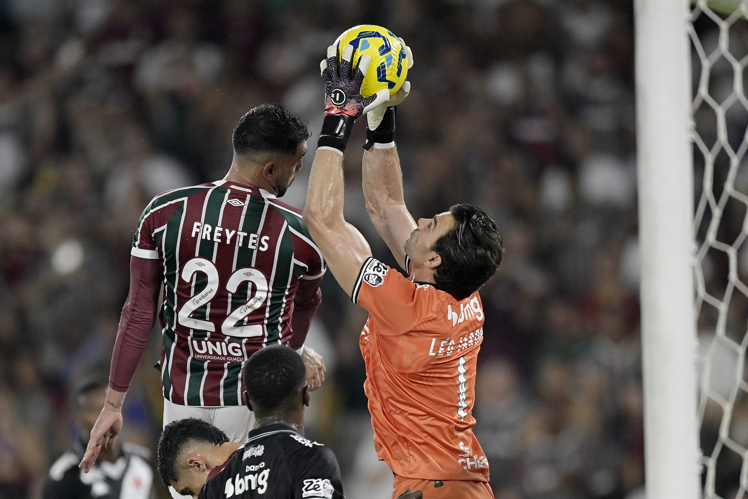 Freytes jogador do Fluminense disputa lance com Leo Jardim jogador do Vasco durante partida no estadio Maracana pelo campeonato Copa Do Brasil 2025. Foto: Alexandre Loureiro/AGIF