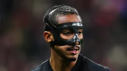 Arthur, lateral do Leverkusen em partida pelo campeonato alemão (Foto: Pau Barrena/Getty Images)