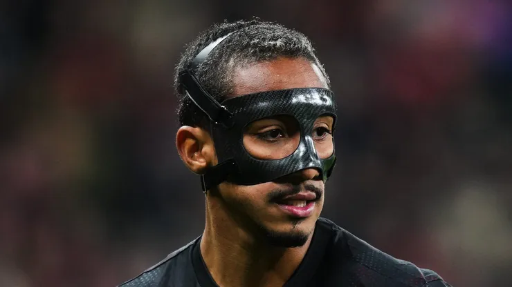 Arthur, lateral do Leverkusen em partida pelo campeonato alemão (Foto: Pau Barrena/Getty Images)