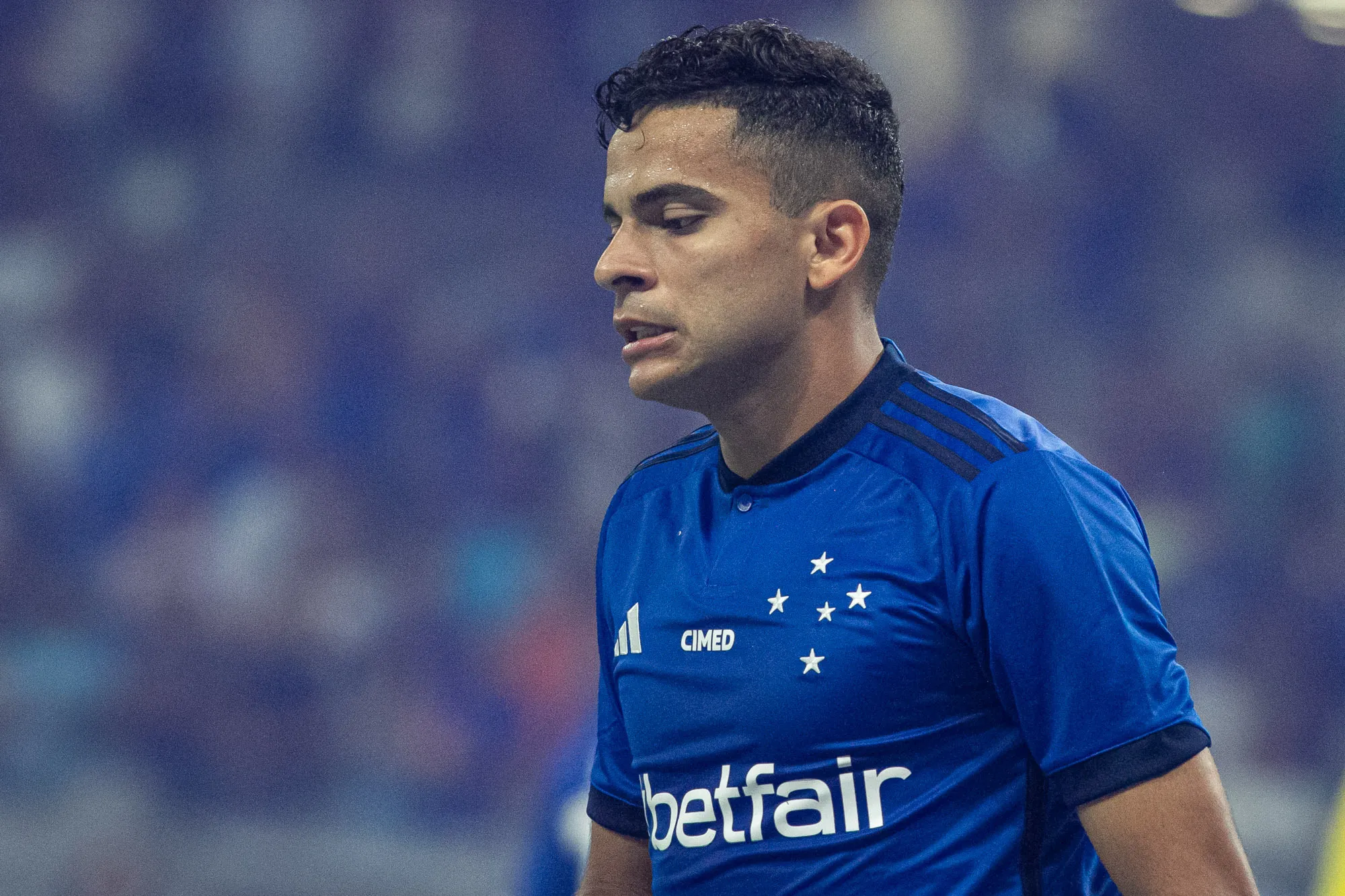 Bruno Rodrigues jogador do Cruzeiro durante partida contra o Athletico-PR no estadio Mineirao pelo campeonato Brasileiro A 2023. Foto: Fernando Moreno/AGIF