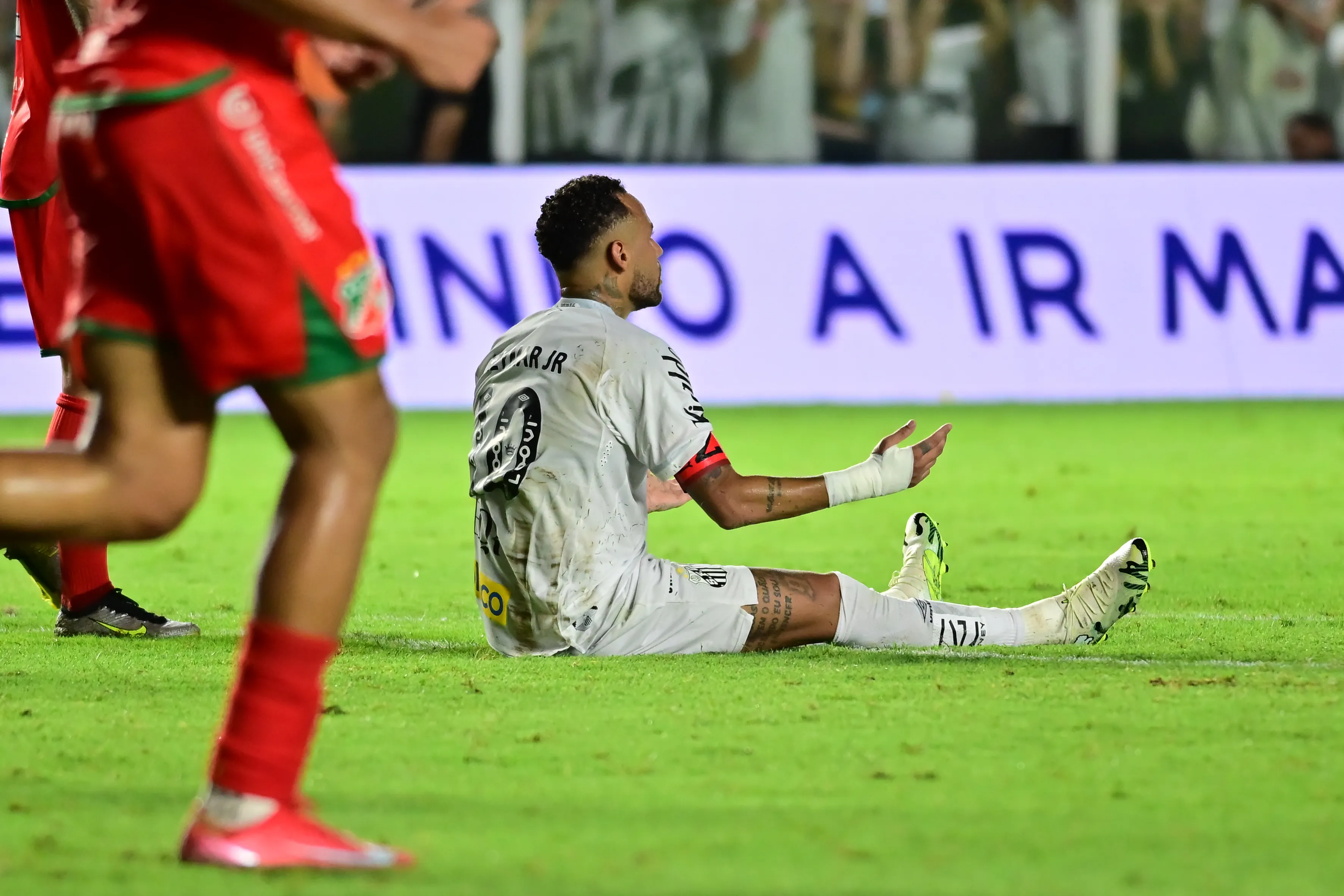 SP – SANTOS – 15/02/2026 – PAULISTA 2026, SANTOS X VELO CLUBE – Neymar Jr. jogador do Santos lamenta durante partida contra o Velo Clube no estadio Vila Belmiro pelo campeonato Paulista 2026. Foto: Jota Erre/AGIF
