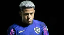 Matheus Martins, jogador do Botafogo, durante partida contra o Portuguesa no estadio Luso Brasileiro pelo campeonato Carioca 2026. Foto: Jorge Rodrigues/AGIF