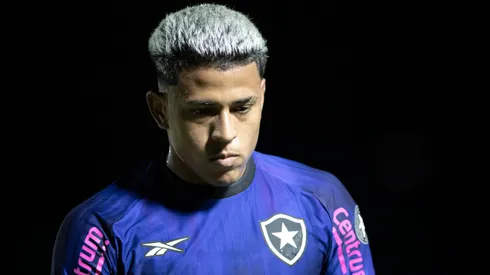 Matheus Martins, jogador do Botafogo, durante partida contra o Portuguesa no estadio Luso Brasileiro pelo campeonato Carioca 2026. Foto: Jorge Rodrigues/AGIF