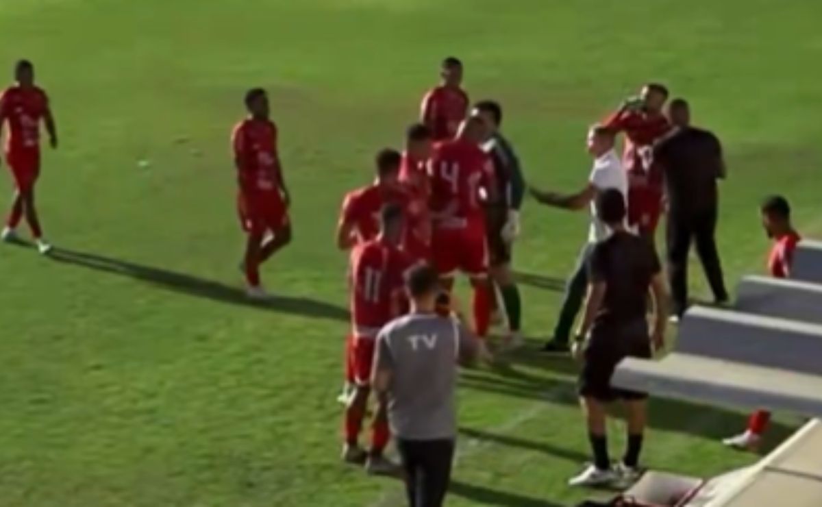 Zagueiro acerta cabeçada em goleiro do próprio time e é expulso na Copa do Brasil