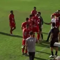 Zagueiro dá cabeçada em goleiro do próprio time na Bahia