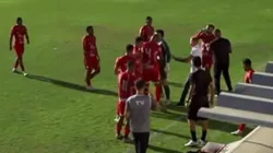 Zagueiro dá cabeçada em goleiro do próprio time. Foto: Reprodução/PortoSportClub TV