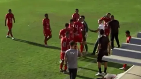 Zagueiro dá cabeçada em goleiro do próprio time. Foto: Reprodução/PortoSportClub TV