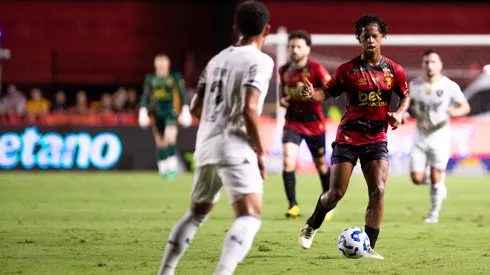 Ze Lucas, jogador do Sport, durante partida contra o Botafogo no estadio Ilha do Retiro pelo campeonato Brasileiro A 2025. Foto: Rafael Vieira/AGIF