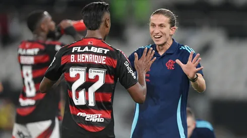 RJ – RIO DE JANEIRO – 01/03/2025 – CARIOCA 2025, VASCO X FLAMENGO – Bruno Henrique jogador do Flamengo comemora seu gol com Filipe Luis tecnico da sua equipe durante partida contra o Vasco no estadio Engenhao pelo campeonato Carioca 2025. Foto: Thiago Ribeiro/AGIF