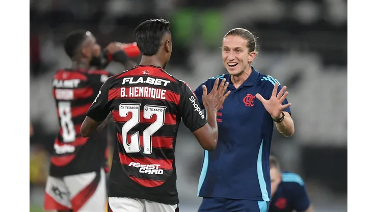 RJ - RIO DE JANEIRO - 01/03/2025 - CARIOCA 2025, VASCO X FLAMENGO - Bruno Henrique jogador do Flamengo comemora seu gol com Filipe Luis tecnico da sua equipe durante partida contra o Vasco no estadio Engenhao pelo campeonato Carioca 2025. Foto: Thiago Ribeiro/AGIF