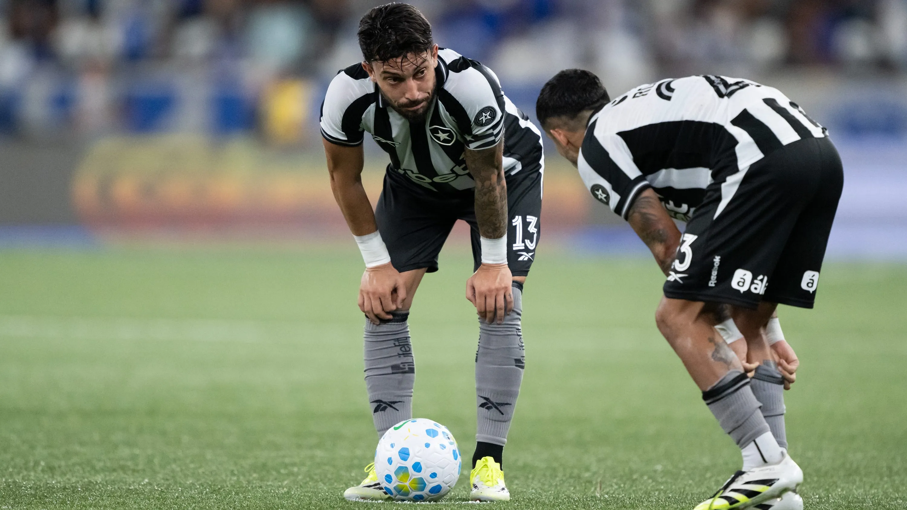 Alex Telles acredita que o Bota está evoluindo e perto de virada de chave – Foto: Jorge Rodrigues/AGIF