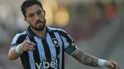 Alex Telles comentou sobre o desempenho do Bota na Bolívia - Foto: Thiago Ribeiro/AGIF