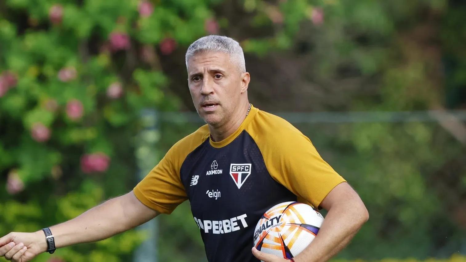 Crespo durante atividade realizada no CT – Foto: Rubens Chiri / São Paulo FC