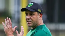 Treinador do Ypiranga durante treino antes da semifinal