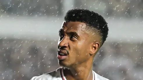 Marcos Antônio em campo durante jogo na Vila Belmiro.