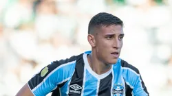 Miguel Monsalve em campo com a camisa do Grêmio.