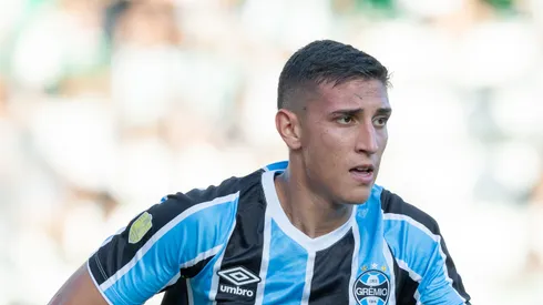 Miguel Monsalve em campo com a camisa do Grêmio.