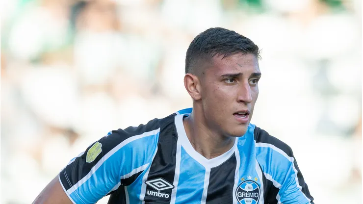 Miguel Monsalve em campo com a camisa do Grêmio.