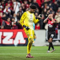 Hugo Souza nunca perdeu para o Athletico-PR na carreira