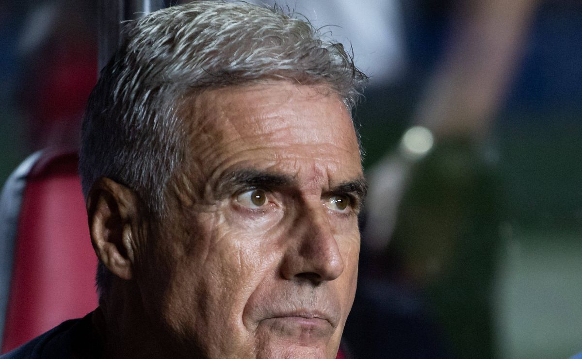 Grêmio blinda Luís Castro com contrato sem multa, mas demissão pode custar mais de R$ 40 milhões