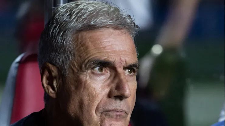 Em caso de demissão neste momento, Grêmio teria que pagar valor superior a R$ 40 milhões a Luís Castro