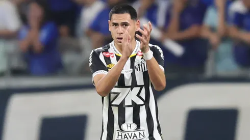 Caballero jogador do Santos comemora seu gol durante partida contra o Cruzeiro no estadio Mineirao pelo campeonato Brasileiro A 2025. Foto: Gilson Lobo/AGIF