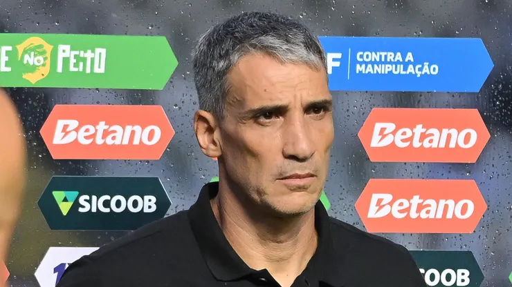 Vojvoda antes de jogo na Vila contra o São Paulo.