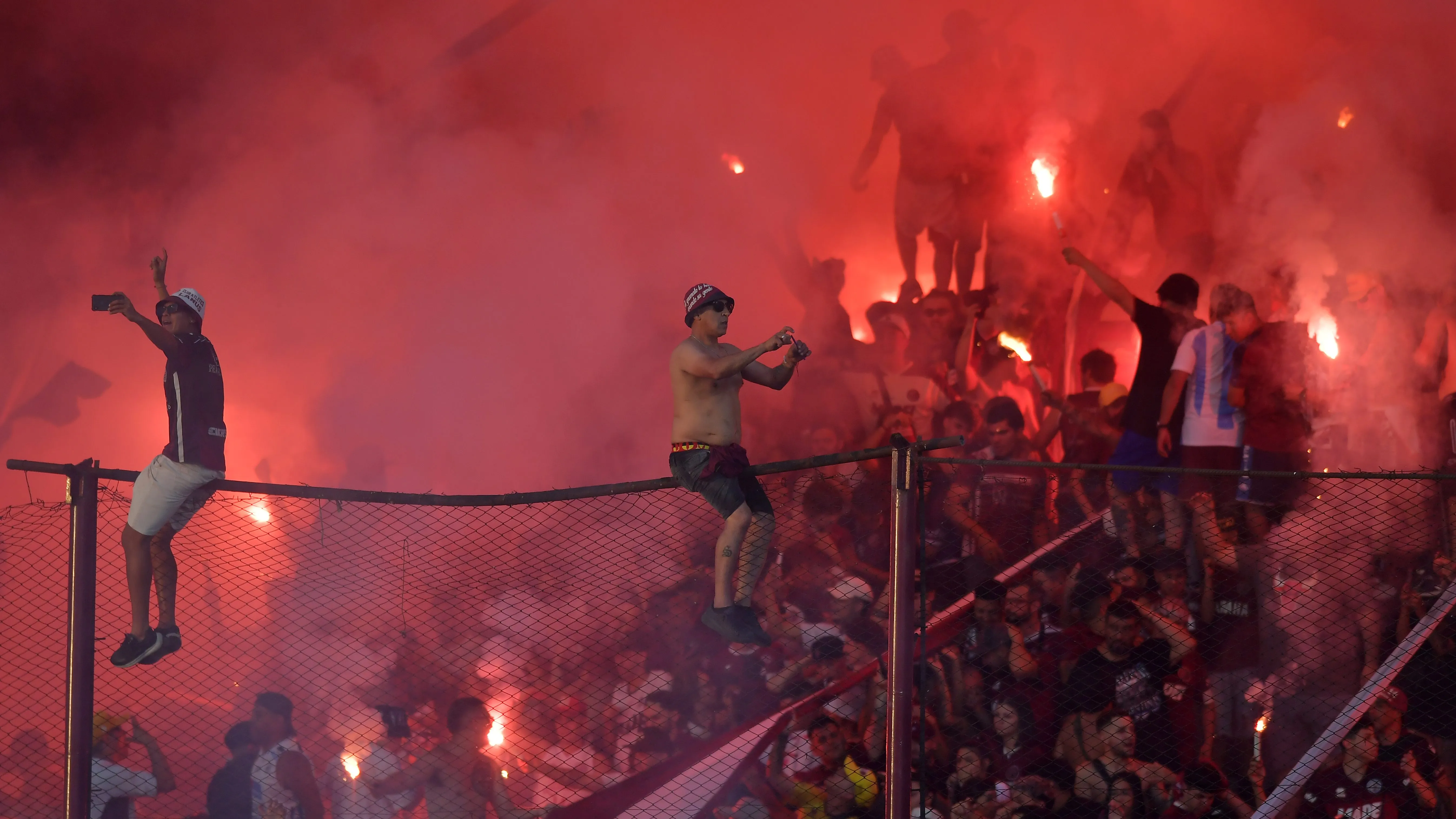 Torcida do Lanús. (Photo by Marcelo Endelli/Getty Images)