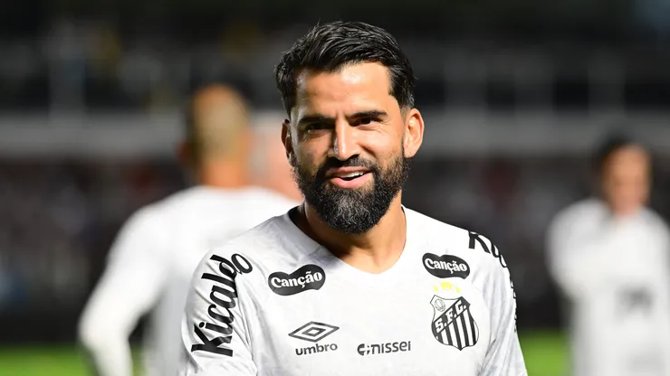 Rincon jogador do Santos durante aquecimento antes da partida contra o Mirassol no estadio Vila Belmiro pelo campeonato Brasileiro A 2025. Foto: Jota Erre/AGIF