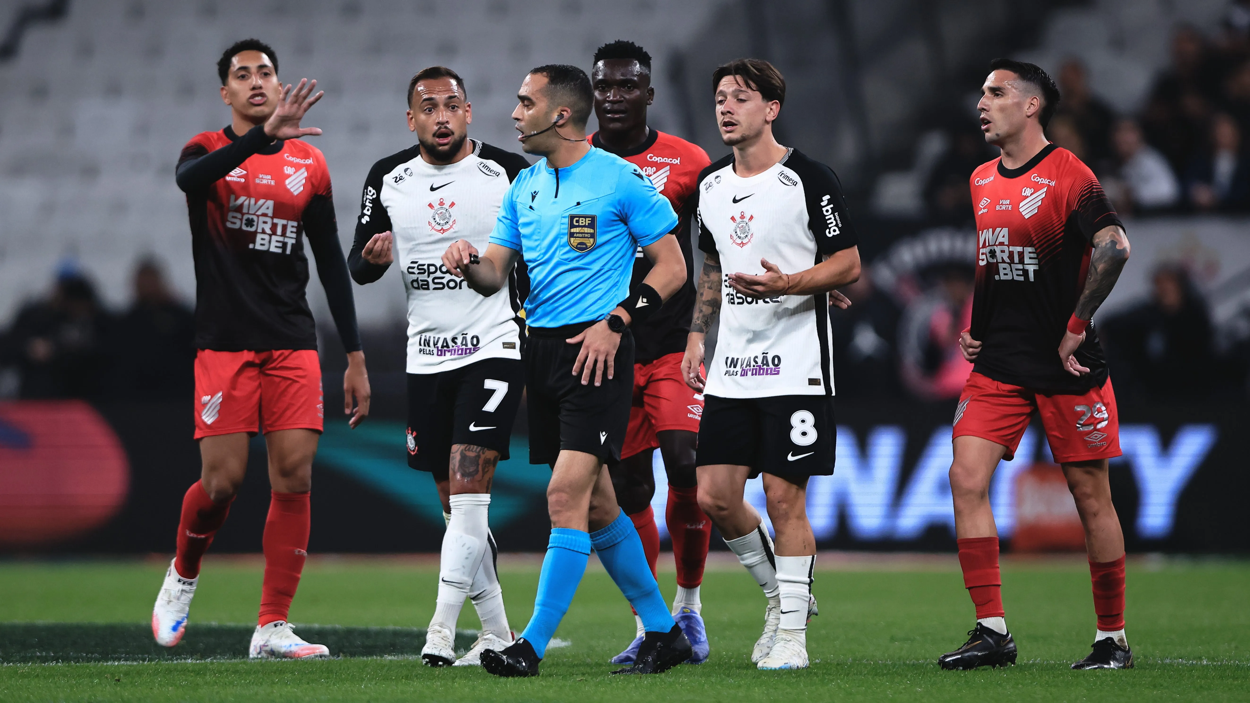 Árbitro durante partida entre Corinthians e Athletico-PR no estadio Arena Corinthians pelo campeonato Copa Do Brasil 2025. Foto: Ettore Chiereguini/AGIF