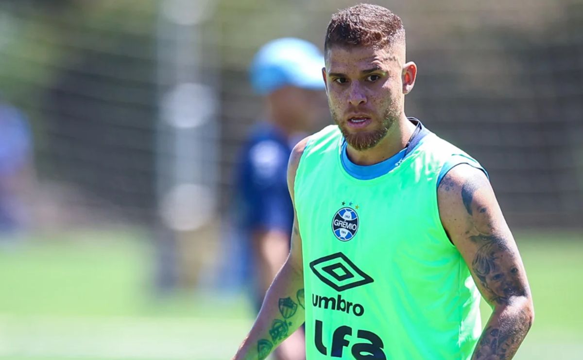 Cuéllar volta do Carnaval no Rio com virose e é afastado pelo Grêmio; volante está fora contra Juventude