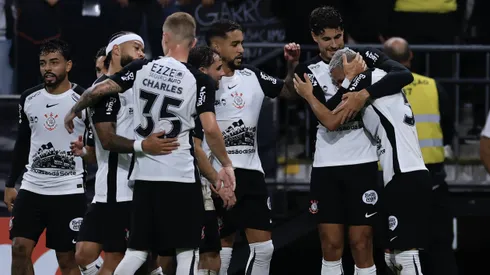 Kaike jogador do Corinthians comemora seu gol com jogadores do seu time durante partida contra o Capivariano no estadio Arena Corinthians pelo campeonato Paulista 2026. Foto: Marcello Zambrana/AGIF