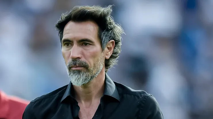 Eduardo Dominguez head coach of Estudiantes La Plata leaves the pitch after first half during a Torneo Clausura Betano 2025 semifinal match between Gimnasia and Estudiantes at Juan Carmelo Zerillo Stadium on December 8, 2025 in La Plata, Argentina. (Photo by Marcelo Endelli/Getty Images)