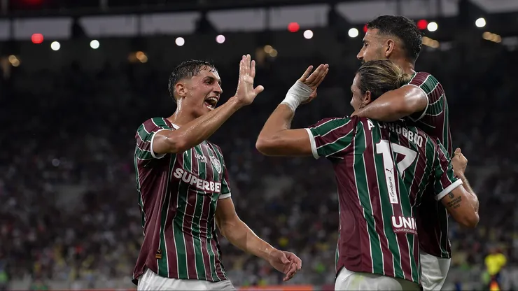 Canobbio jogador do Fluminense comemora seu gol com jogadores do seu time durante partida contra o Bangu no estadio Maracana pelo campeonato Carioca 2026. Foto: Thiago Ribeiro/AGIF