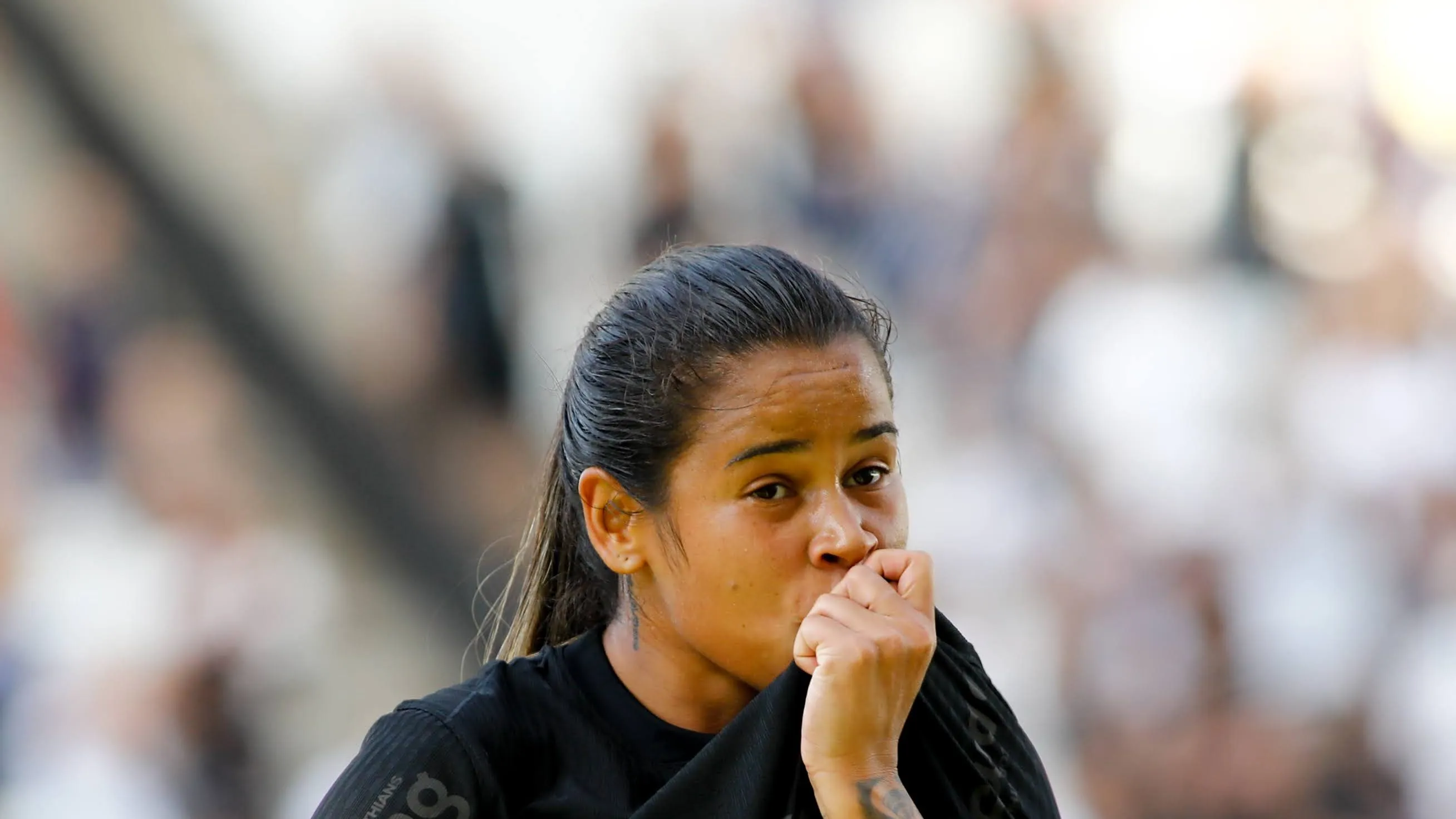 Vic Albuquerque beija a camisa do Corinthians