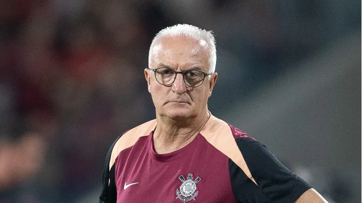 Dorival Junior tecnico do Corinthians durante partida contra o Athletico-PR no estadio Arena da Baixada pelo campeonato Brasileiro A 2026. Foto: Hedeson Alves/AGIF