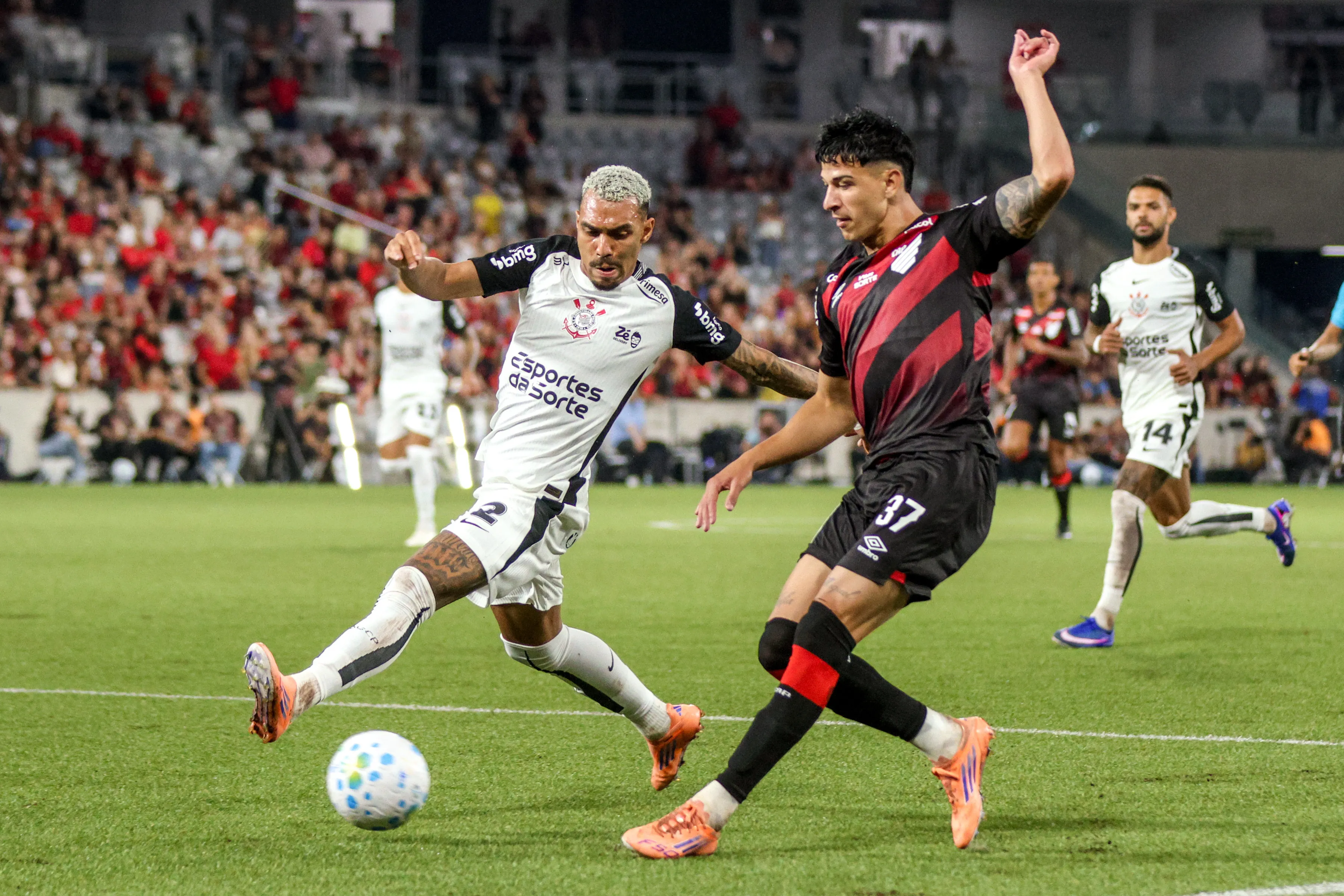 Esquivel jogador do Athletico-PR disputa lance com Matheuzinho jogador do Corinthians durante partida no estadio Arena da Baixada pelo campeonato Brasileiro A 2026. Foto: Robson Mafra/AGIF