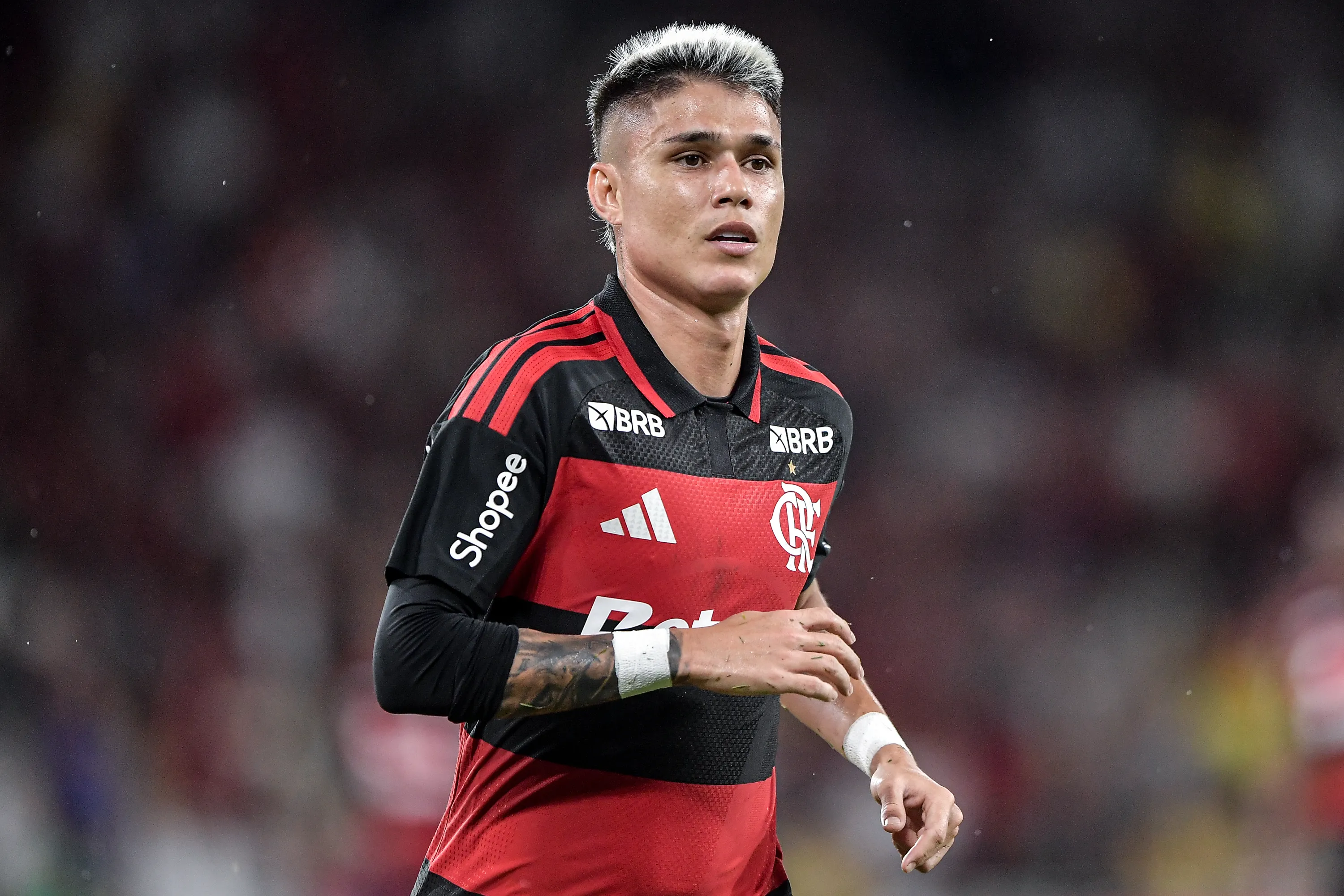 Luiz Araujo jogador do Flamengo durante partida contra o Fluminense no estadio Maracana pelo campeonato Carioca 2026. Foto: Thiago Ribeiro/AGIF
