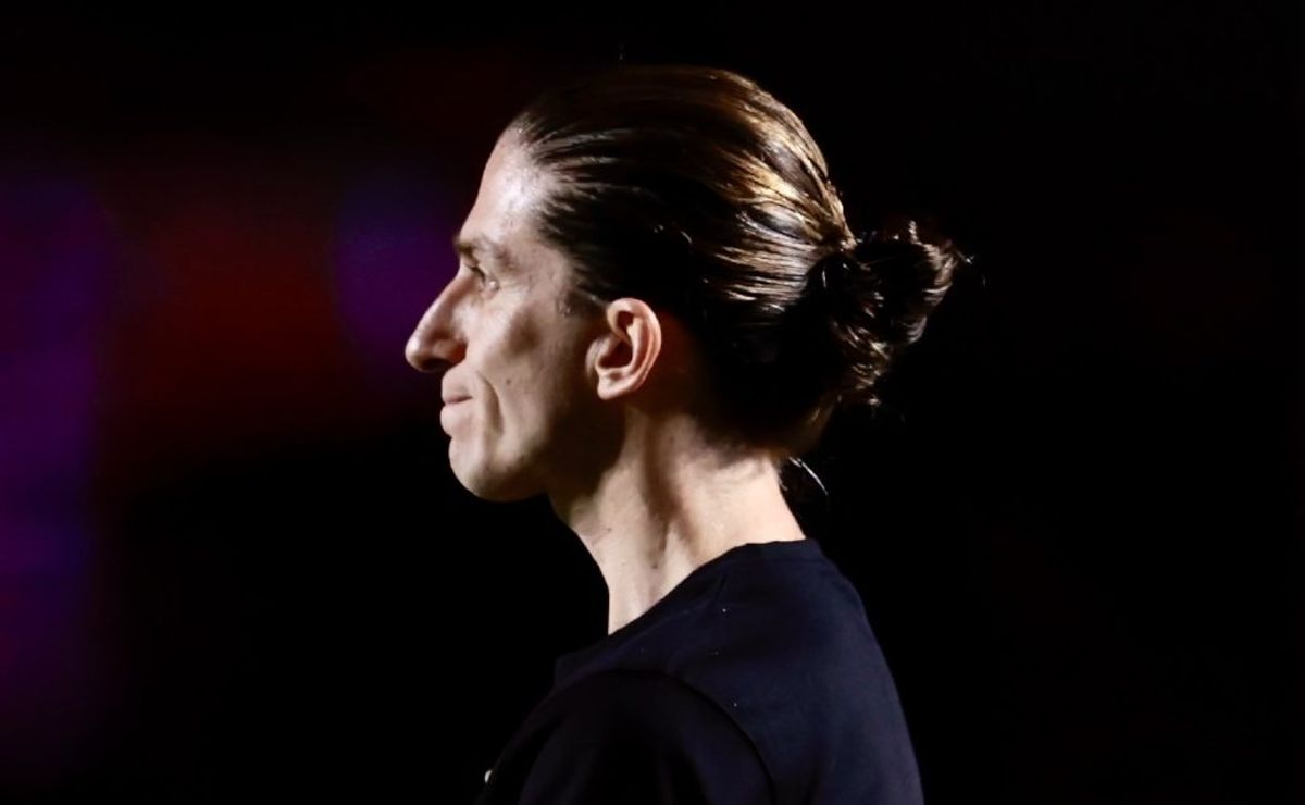 Filipe Luís é criticado durante Lanús x Flamengo e Nação se revolta com treinador na web