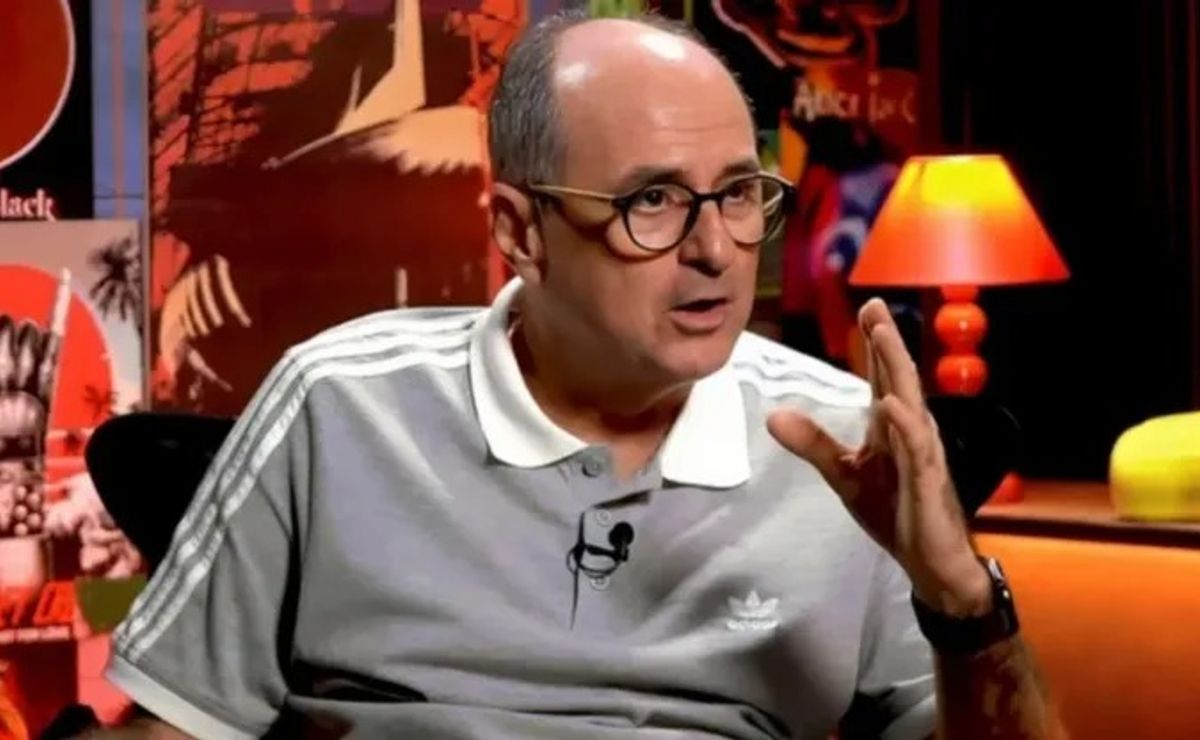 Carlos Eugênio Simon dá veredito ao vivo sobre gol anulado em Lanús x Flamengo