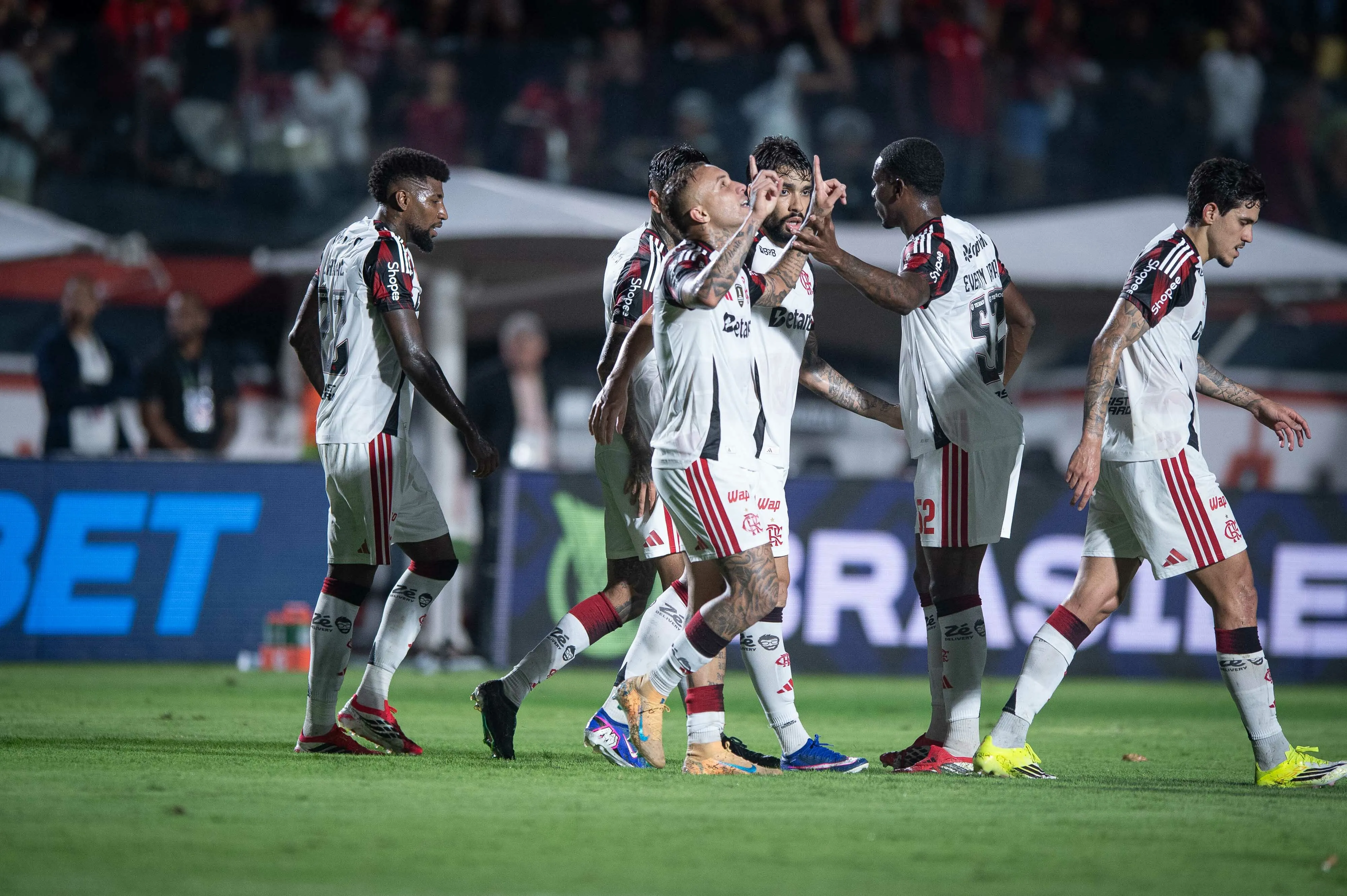 Everton Cebolinha jogador do Flamengo comemora seu gol com jogadores do seu time durante partida contra o Vitoria no estadio Barradao pelo campeonato Brasileiro A 2026. Foto: Jhony Pinho/AGIF