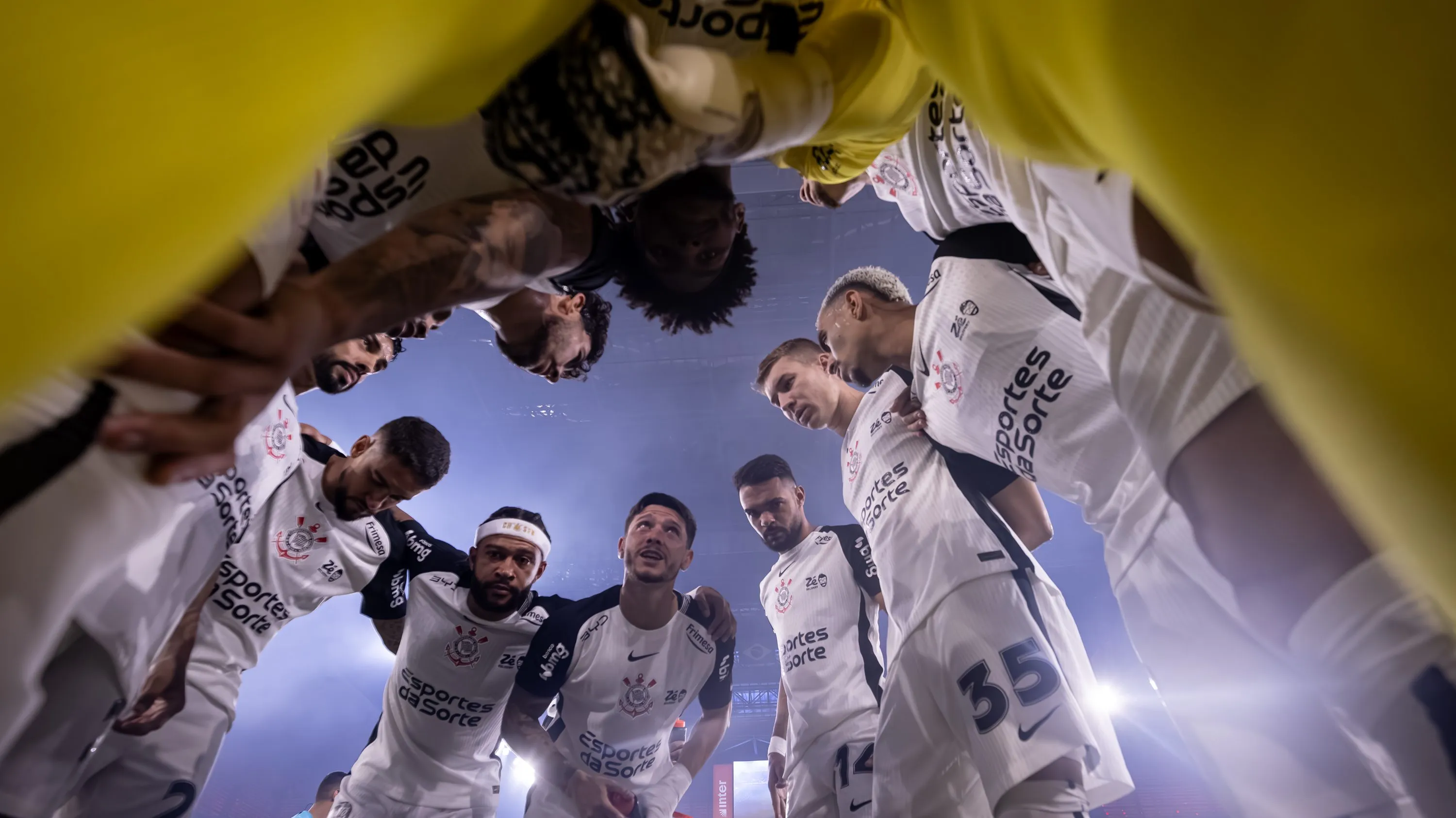 Time do Corinthians se reune antes da bola rolar na Arena da Baixada – Foto: Rodrigo Coca – Agência Corinthians