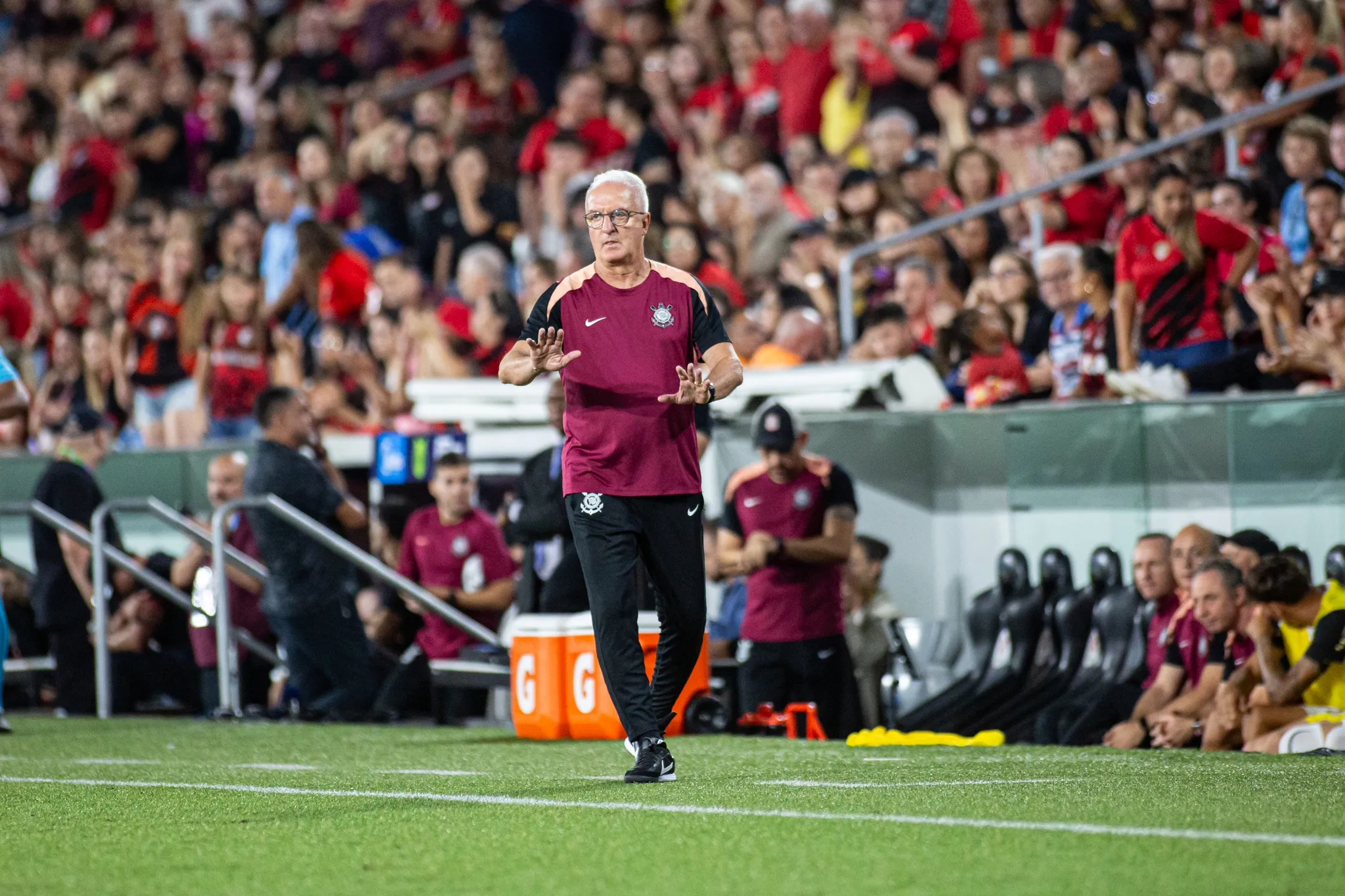 PR – CURITIBA – 19/02/2026 – BRASILEIRO A 2026, ATHLETICO-PR X CORINTHIANS – Dorival Junior tecnico do Corinthians durante partida contra o Athletico-PR no estadio Arena da Baixada pelo campeonato Brasileiro A 2026. Foto: Luis Garcia/AGIF
