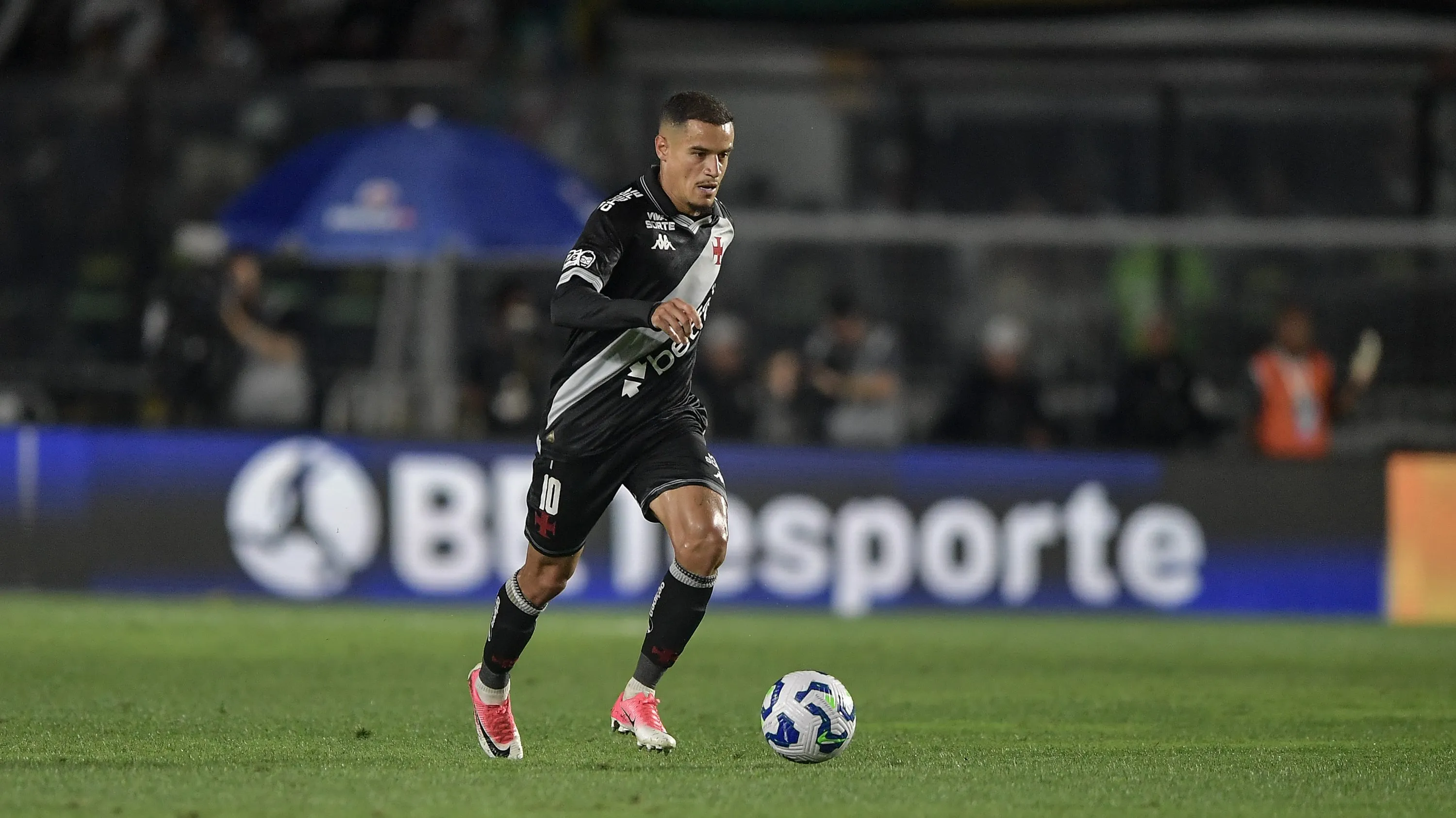 Coutinho foi aprovado por Pezzolano - Foto: Thiago Ribeiro/AGIF.