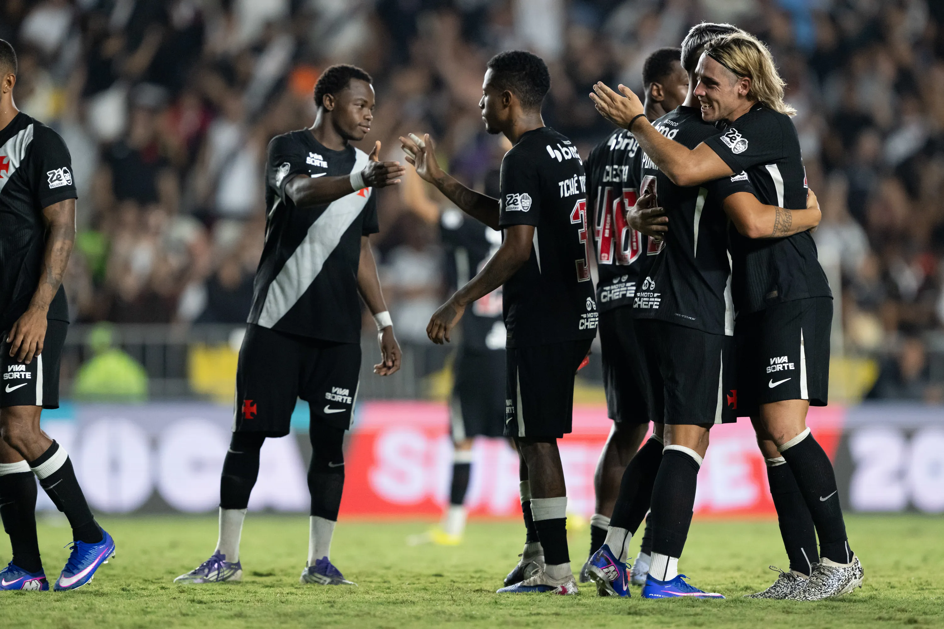 RJ – RIO DE JANEIRO – 14/02/2026 – CARIOCA 2026, VASCO X VOLTA REDONDA – Jogadores do Vasco comemoram vitoria por penaltis em decisao durante partida contra o Volta Redonda no estadio Sao Januario pelo campeonato Carioca 2026. Foto: Jorge Rodrigues/AGIF