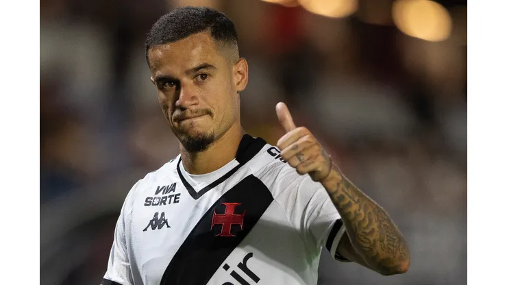 SP - BRAGANCA PAULISTA - 26/10/2025 - BRASILEIRO A 2025, BRAGANTINO X VASCO - Coutinho, Jogador do Vasco comemora vitoria ao final da partida contra o Bragantino no estadio Cicero De Souza Marques pelo campeonato Brasileiro A 2025. Foto: Joisel Amaral/AGIF