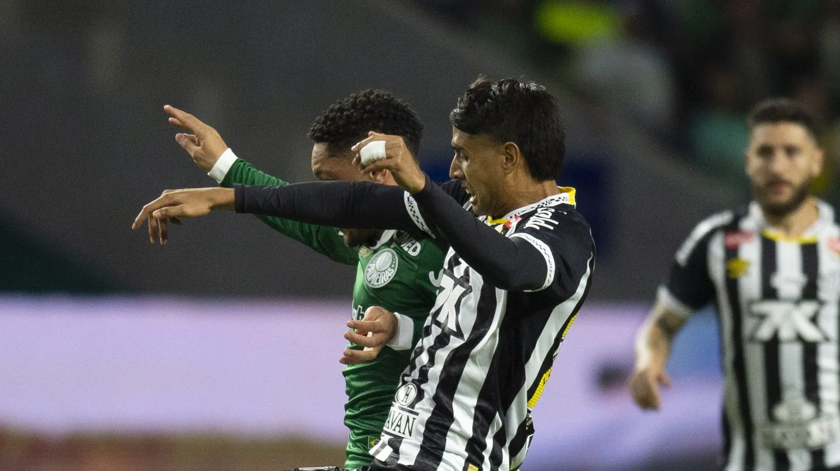 Foto: Anderson Romao/AGIF – Zagueiro de 25 anos está de saída do Alvinegro Praiano.